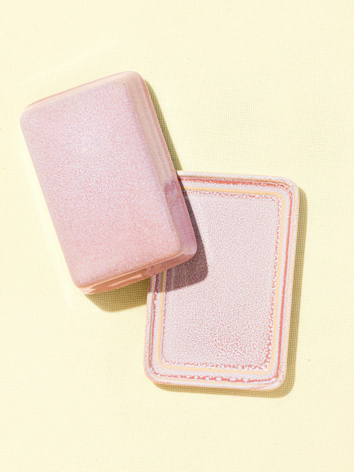 Beurrier en céramique émail rose minéral Céladon, vue de dessus