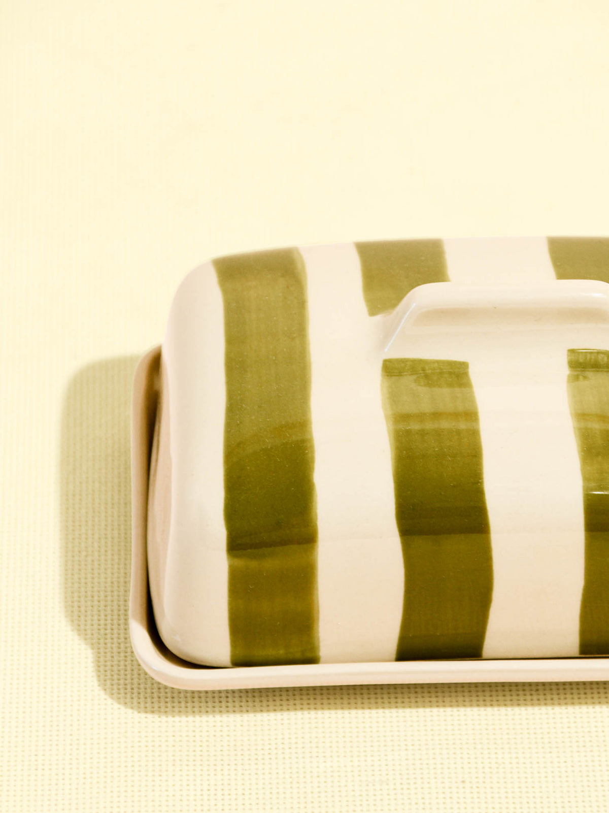 Beurrier en céramique motif Linhas vert Céladon, détail de l'émail