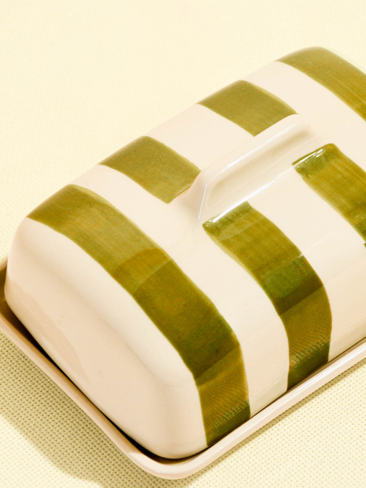 Beurrier en céramique motif Linhas vert Céladon, détail de l'émail