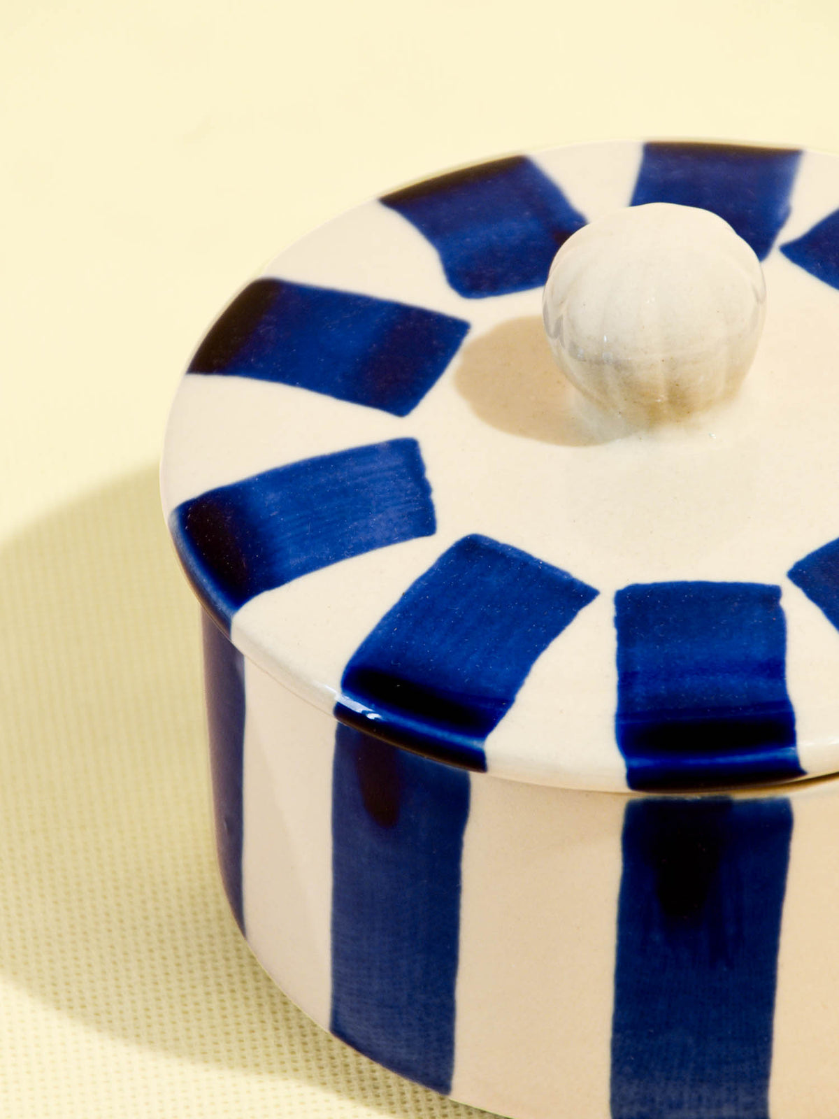 Boîte à bijoux motif Linhas bleu Céladon, détail de l'émail