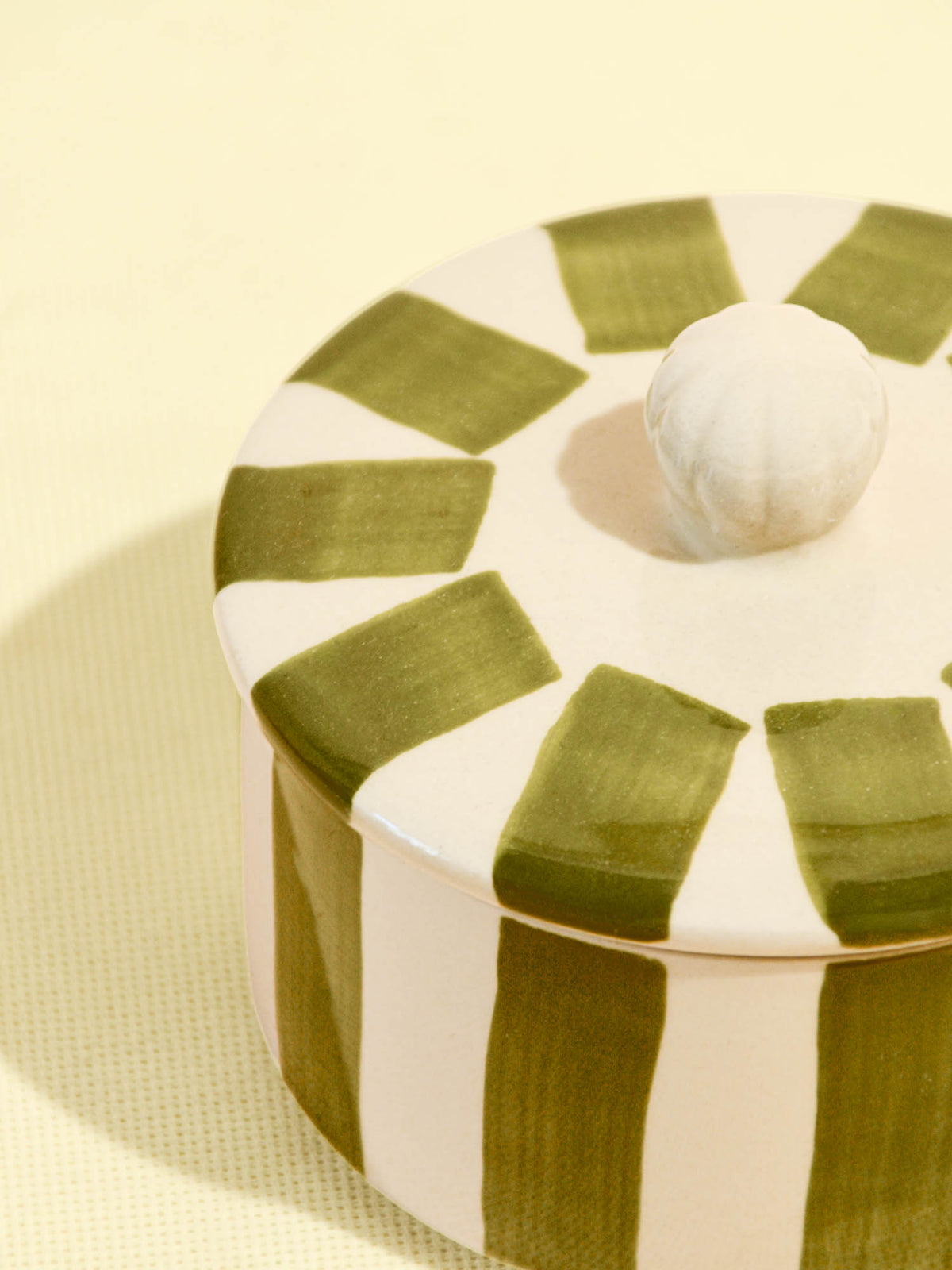 Boîte à bijoux motif Linhas vert Céladon, détail de l'émail