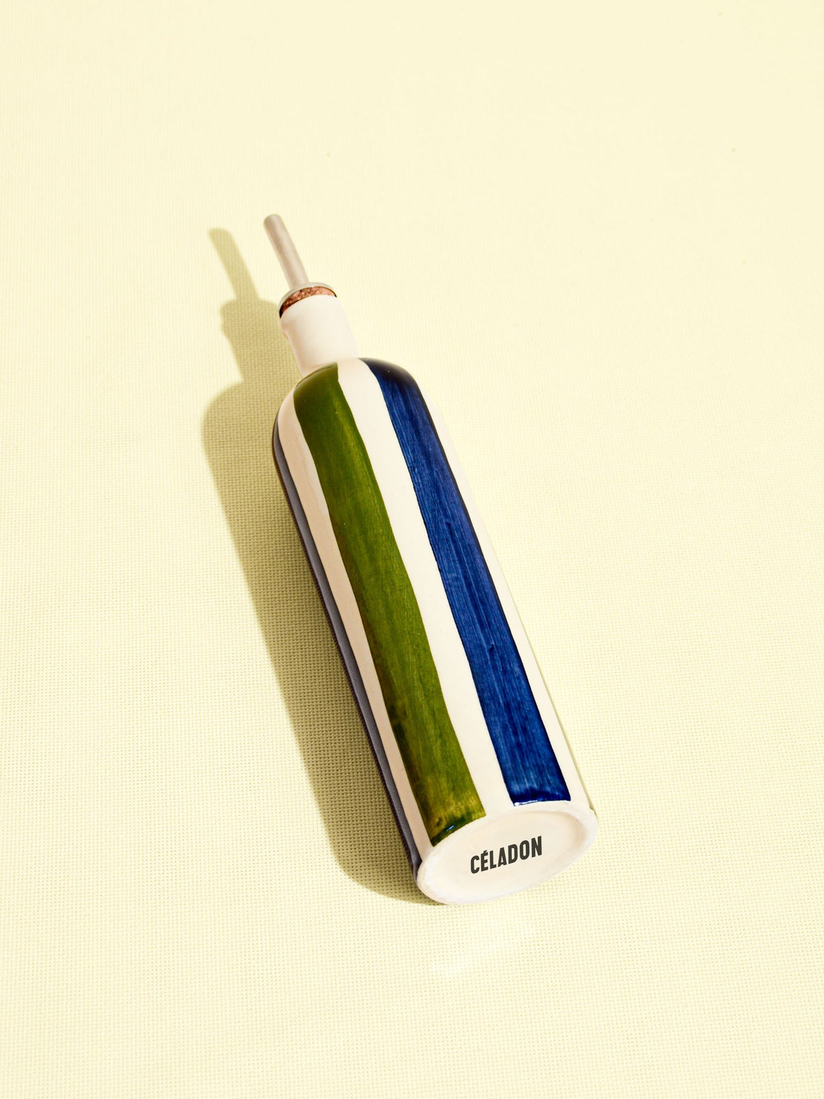 Bouteille d'huile en céramique motif Linhas bleu & vert Céladon, vue de trois-quarts