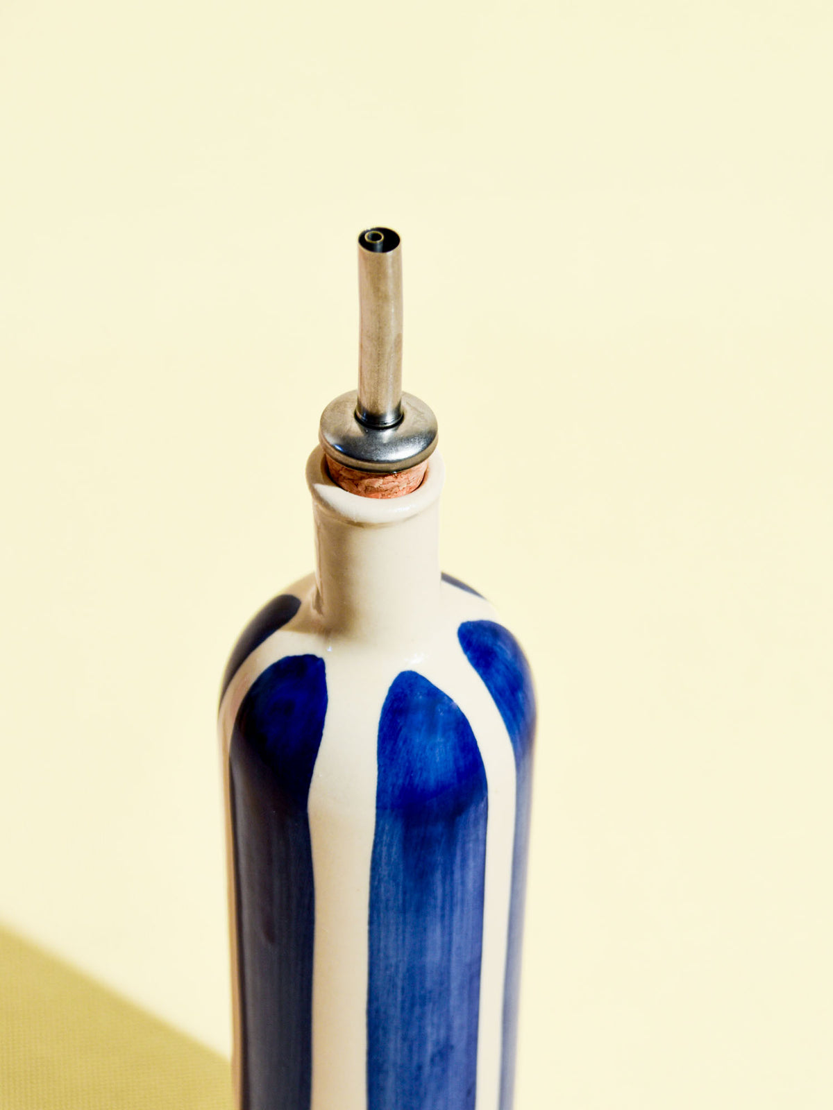 Bouteille d'huile en céramique motif Linhas bleu Céladon, détail de l'émail