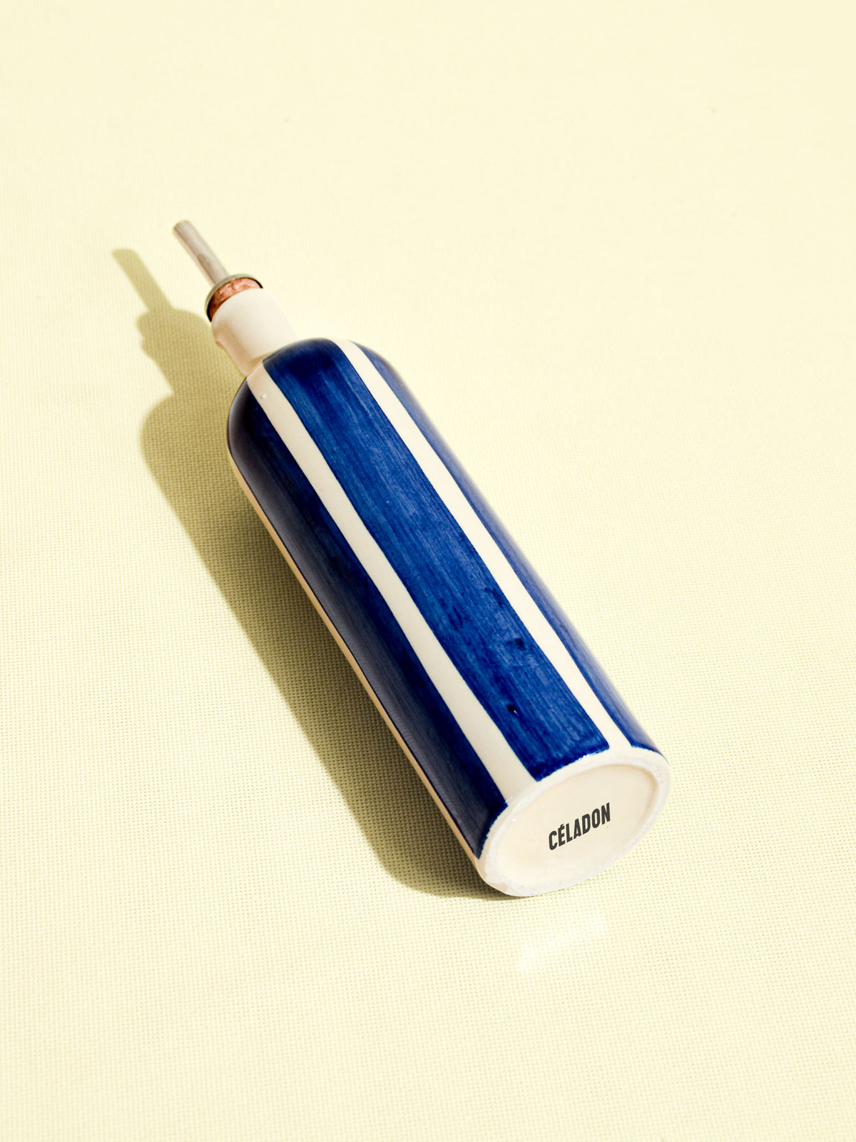 Bouteille d'huile en céramique motif Linhas bleu Céladon, vue de trois-quarts
