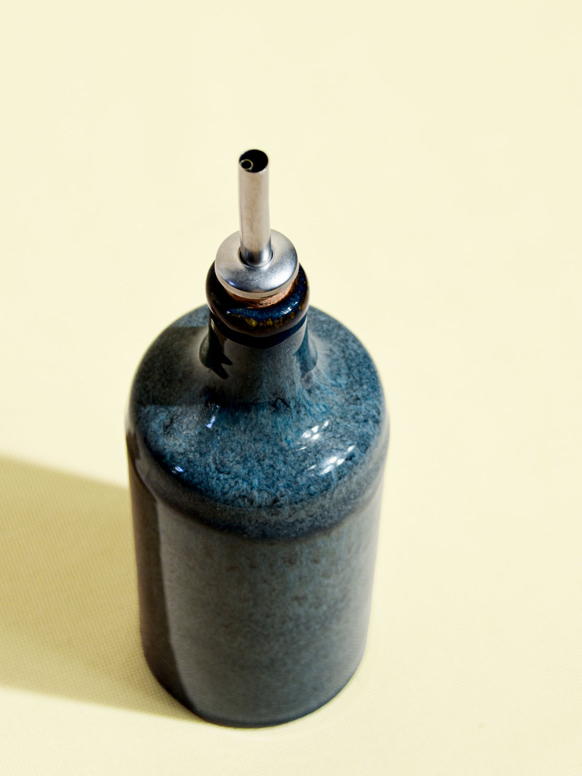 Bouteille d'huile en céramique émail bleu marin Céladon, détail de l'émail