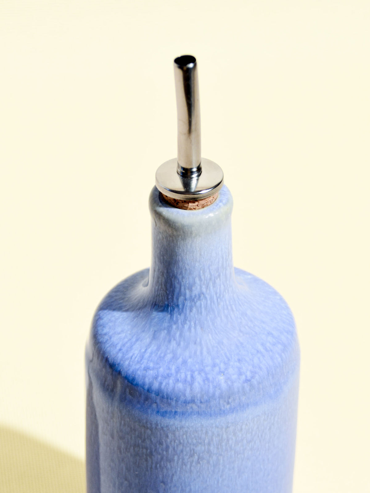 Bouteille d'huile en céramique émail bleu minéral Céladon, détail de l'émail