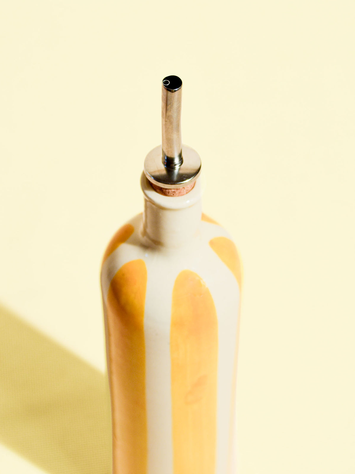 Bouteille d'huile en céramique motif Linhas jaune Céladon, détail de l'émail