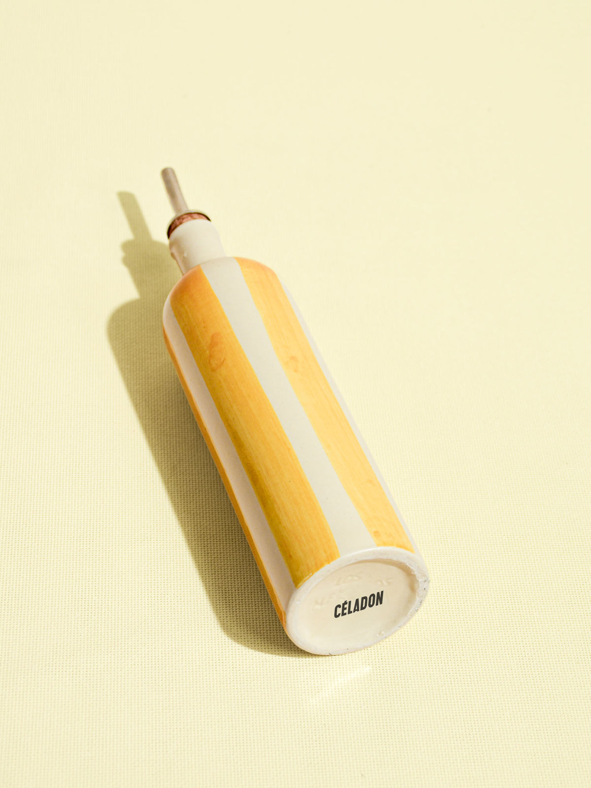 Bouteille d'huile en céramique motif Linhas jaune Céladon, vue de trois-quarts