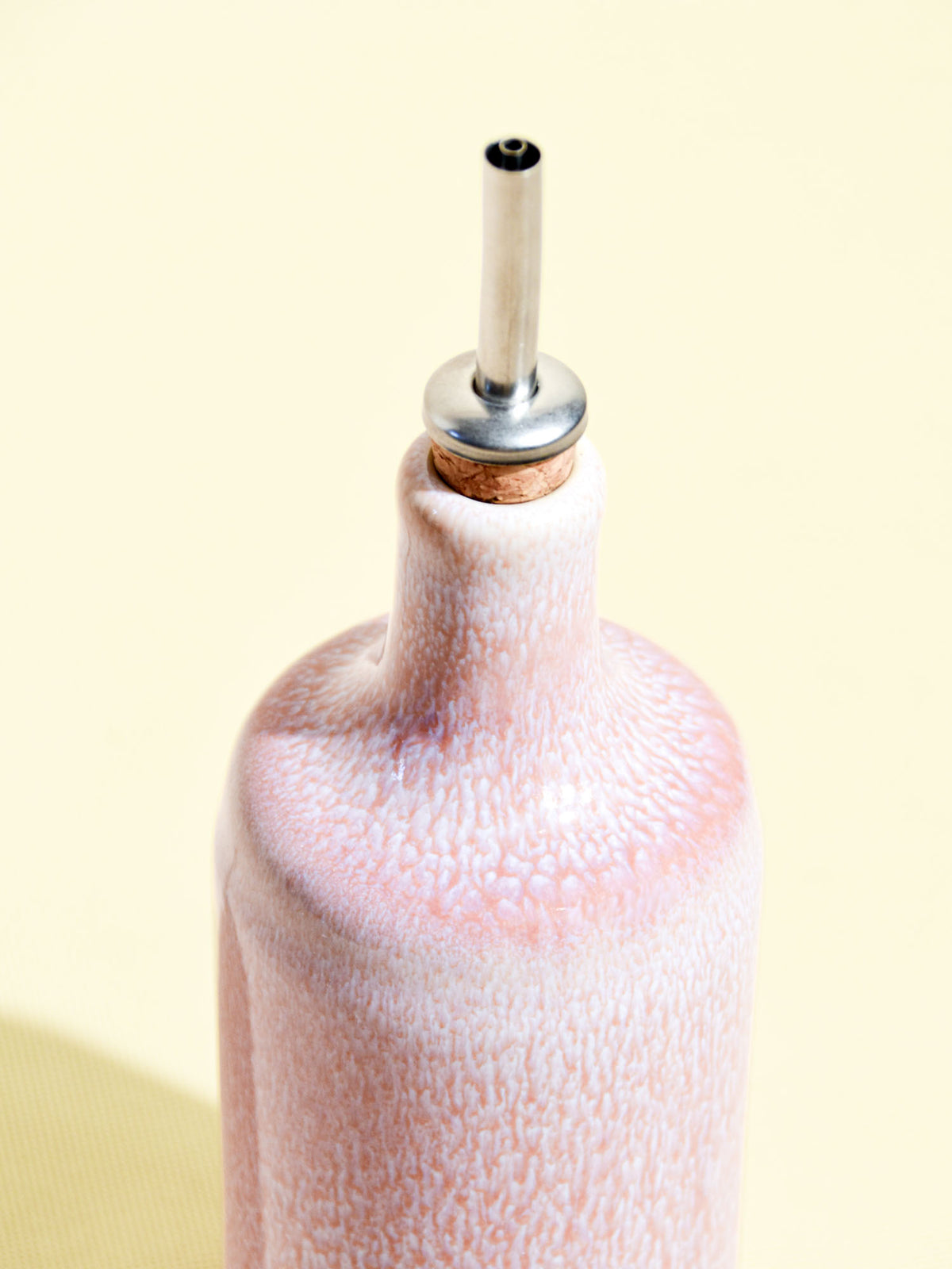 Bouteille d'huile en céramique émail rose minéral Céladon, détail de l'émail