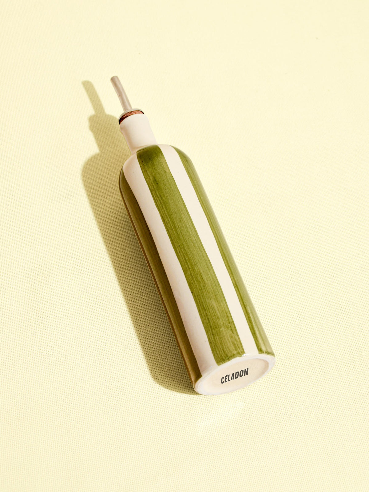 Bouteille d'huile en céramique motif Linhas vert Céladon, vue de trois-quarts