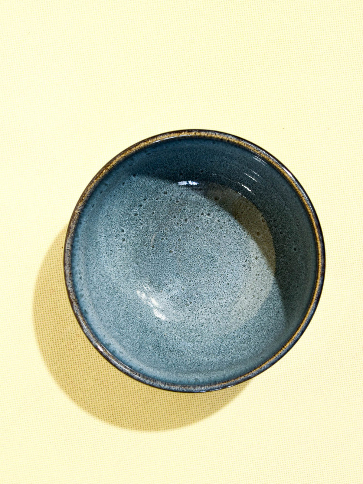 Grand bol en céramique émail bleu marin Céladon, vue de dessus