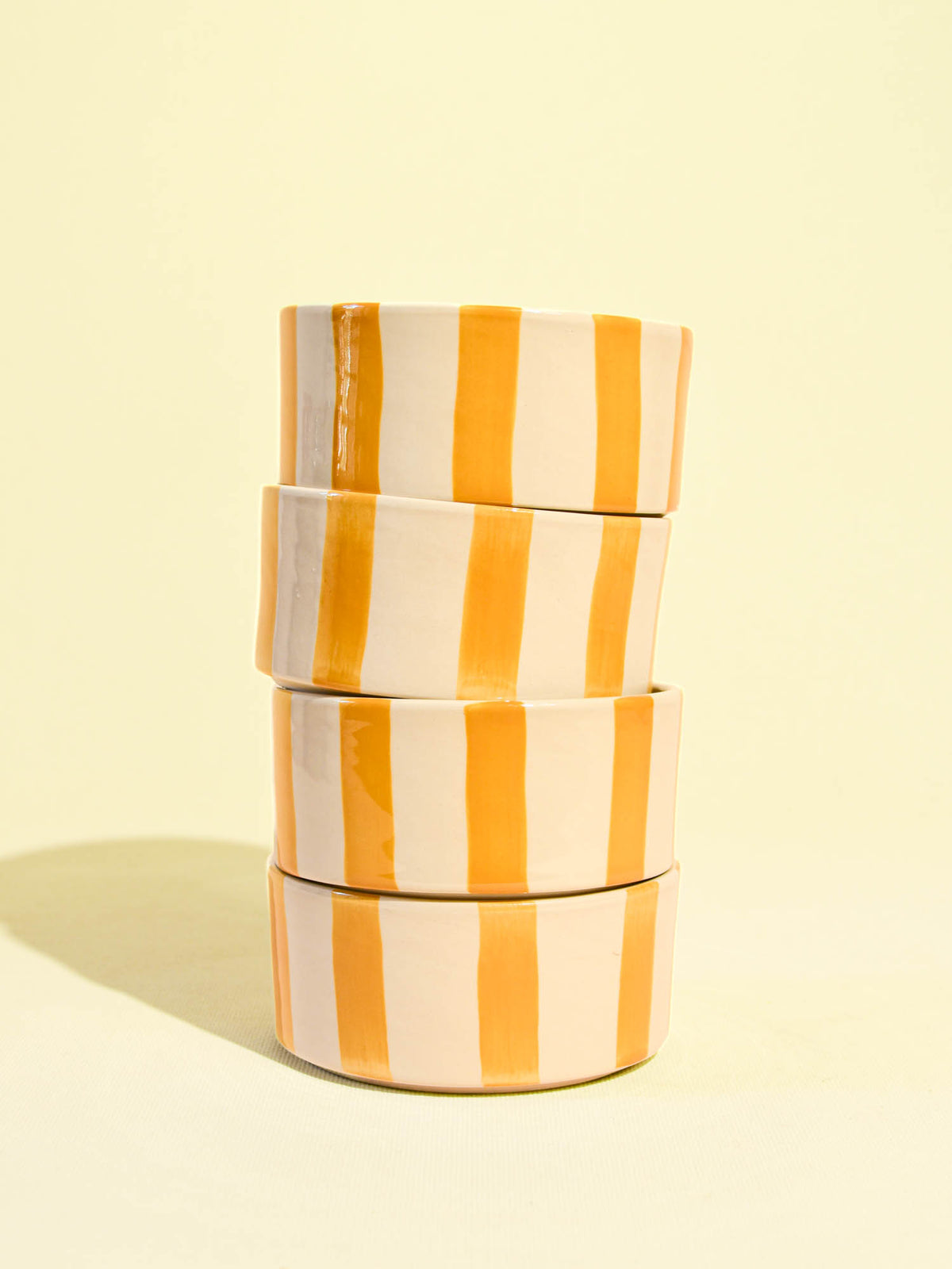 Grand bol en céramique motif Linhas jaune Céladon, en pile