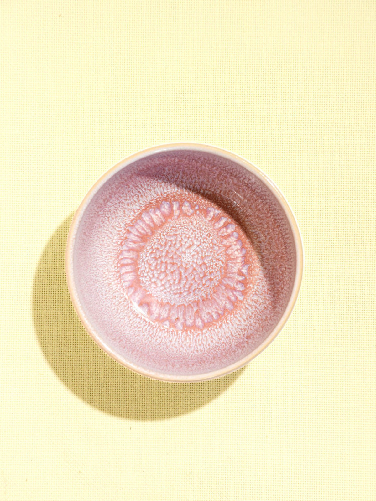 Grand bol en céramique émail rose minéral Céladon, détail de l'émail