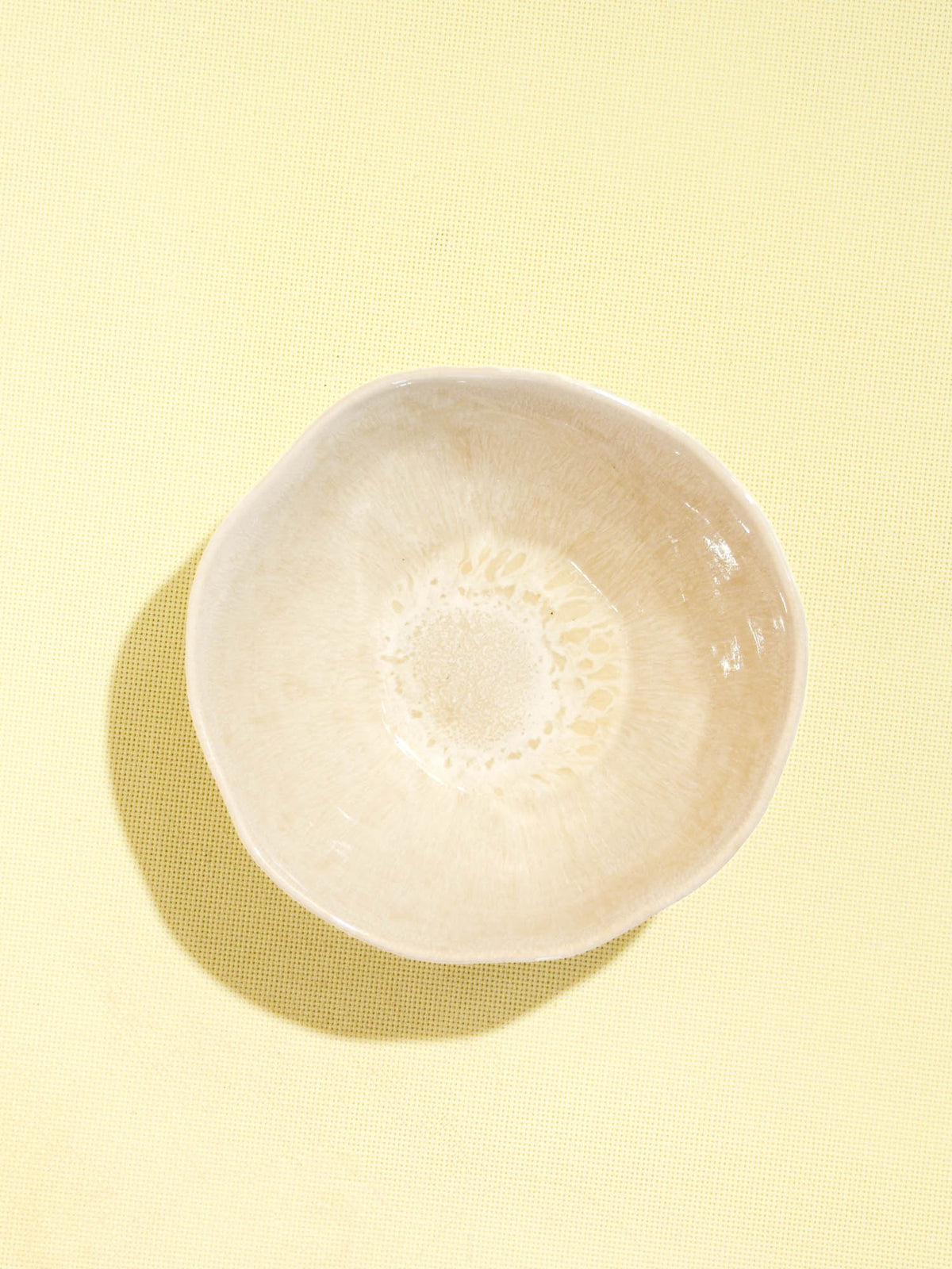 Grand bol Onda en céramique émail beige sable Céladon, détail de l'émail