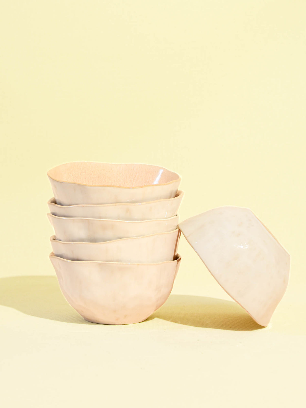 Grand bol Onda en céramique émail beige sable Céladon, en pile