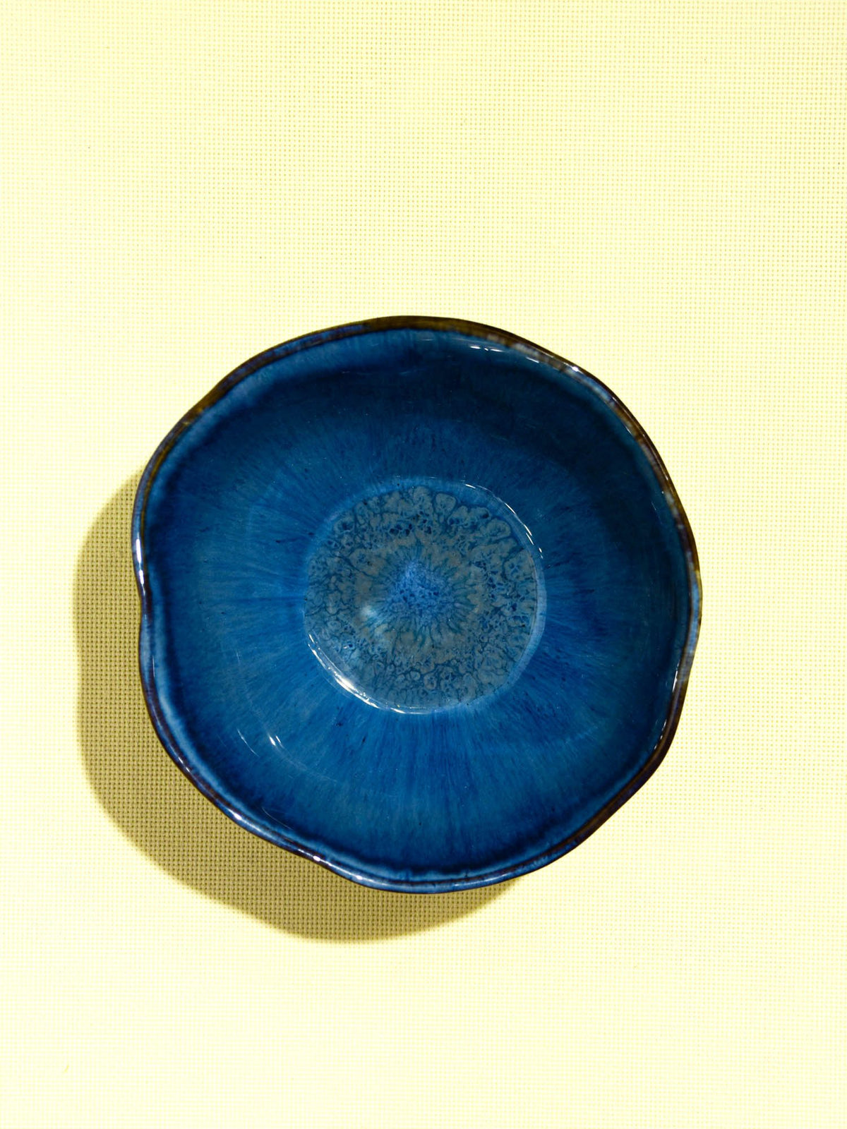 Grand bol Onda en céramique émail bleu abyssal Céladon, détail de l'émail