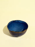 Grand bol Onda en céramique émail bleu abyssal Céladon, vue de face