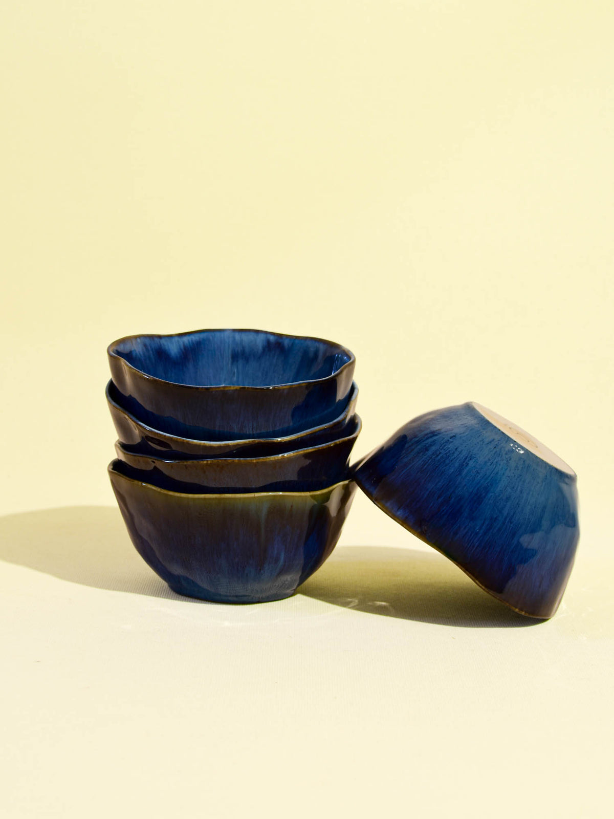 Grand bol Onda en céramique émail bleu abyssal Céladon, en pile