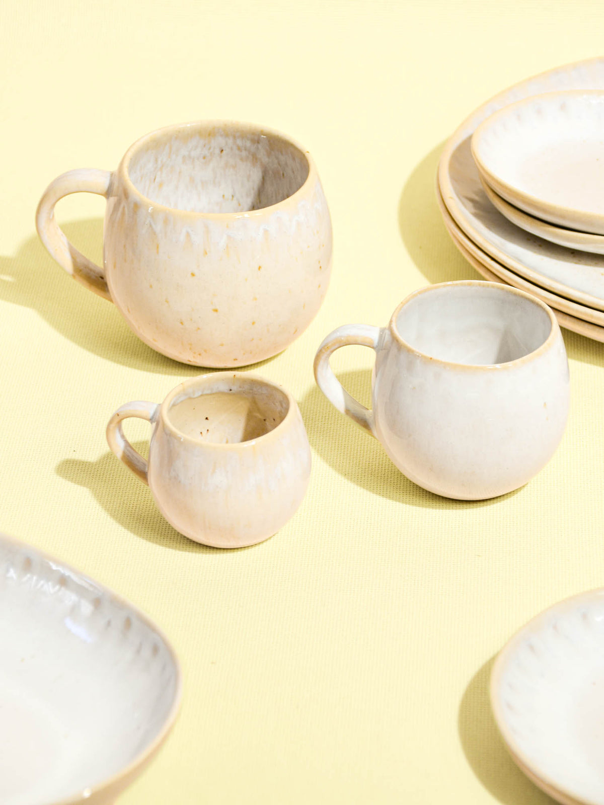 Grand mug en céramique émail blanc audacieux Céladon, mise en scène