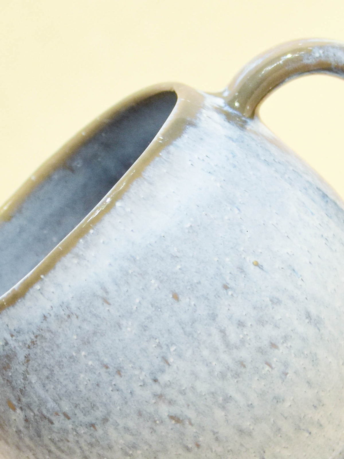 Grand mug en céramique émail bleu ciel Céladon, détail de l'émail