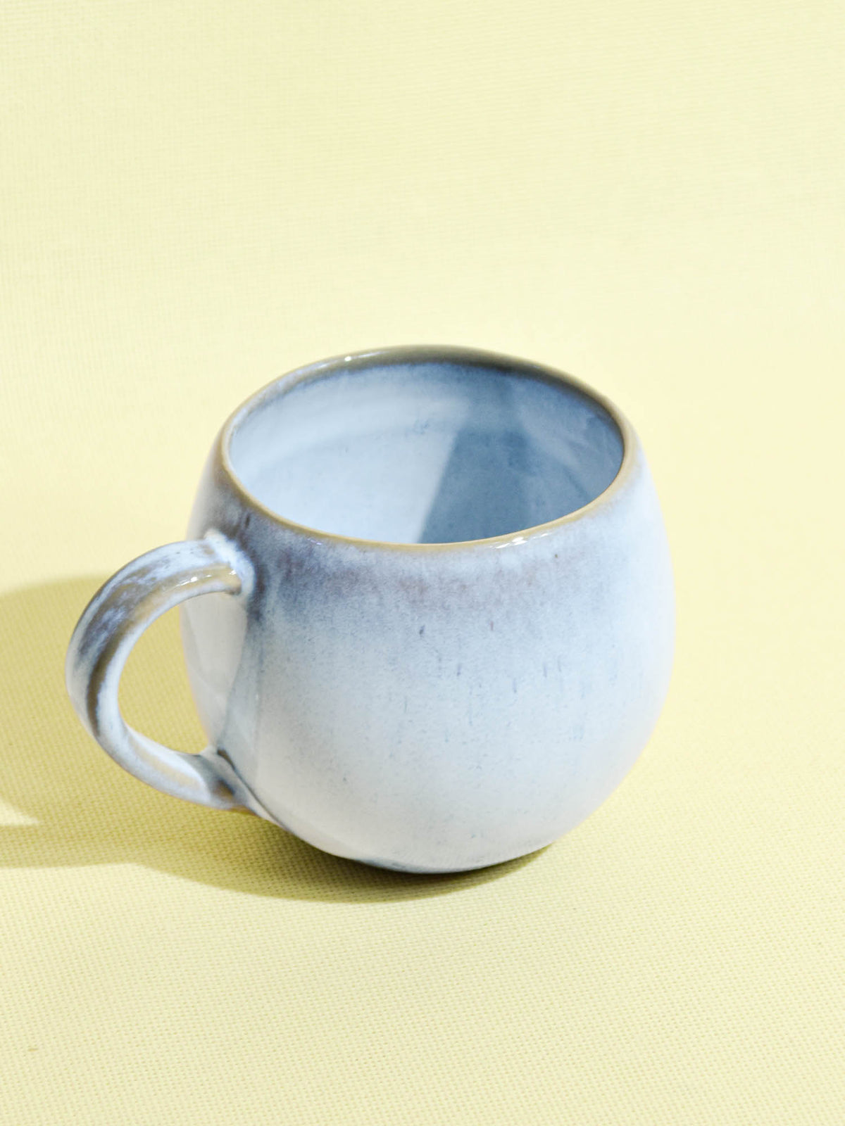 Grand mug en céramique émail bleu ciel Céladon, vue de trois-quarts