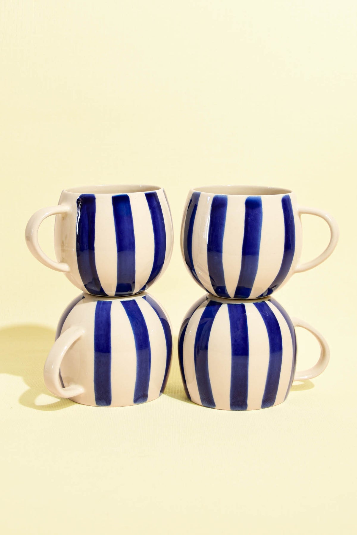 Grand mug en céramique motif Linhas bleu Céladon, en pile