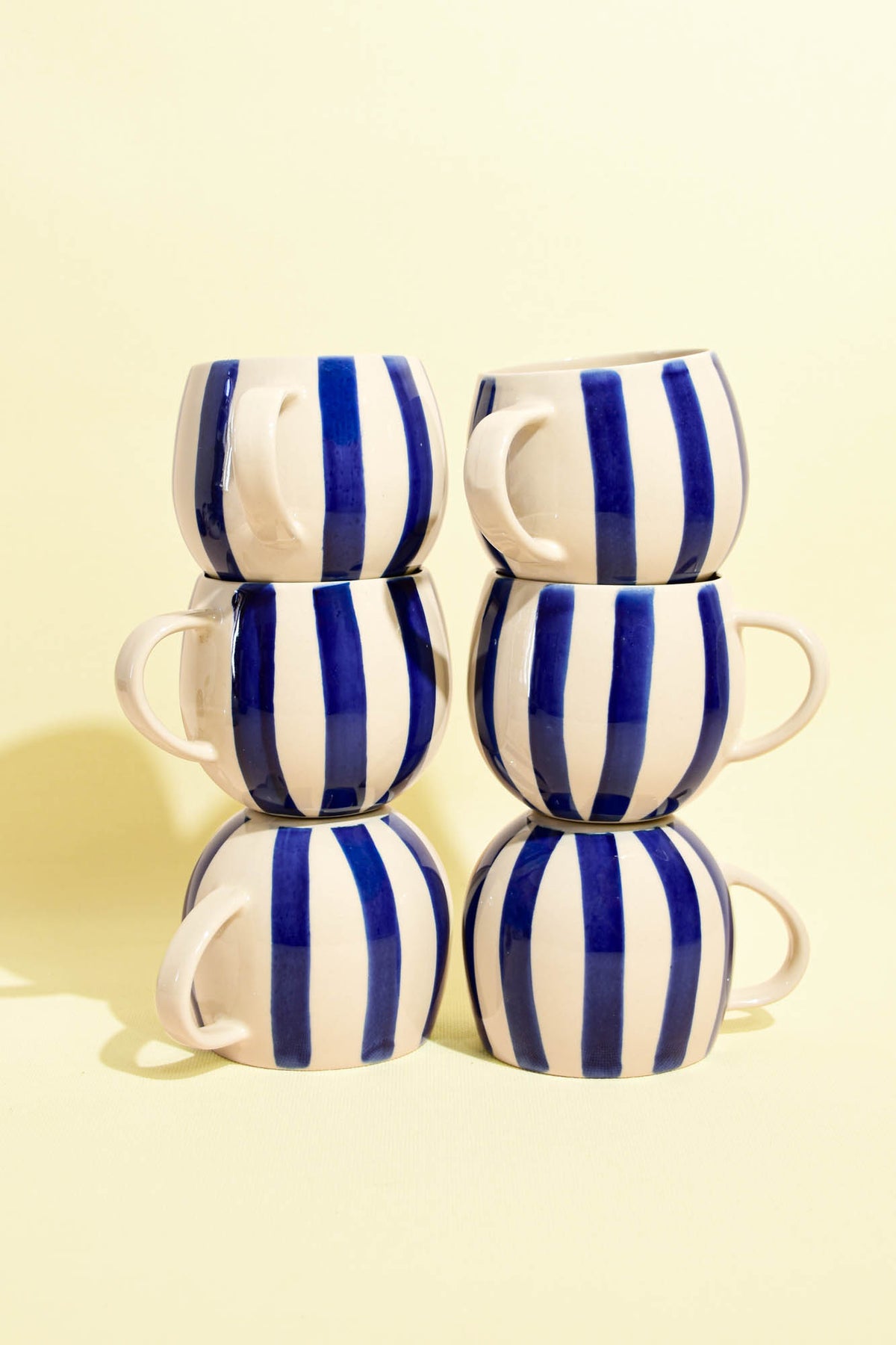 Grand mug en céramique motif Linhas bleu Céladon, en pile
