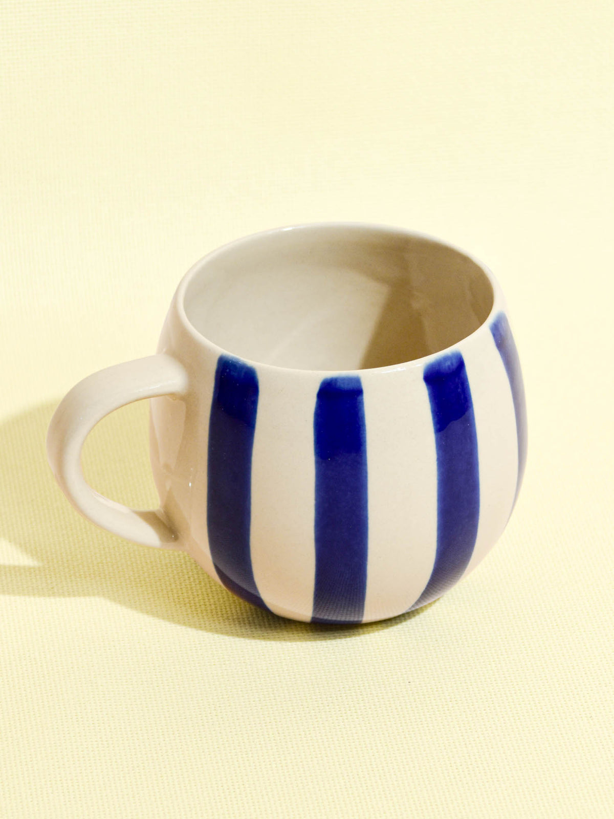 Grand mug en céramique motif Linhas bleu Céladon, vue de trois-quarts