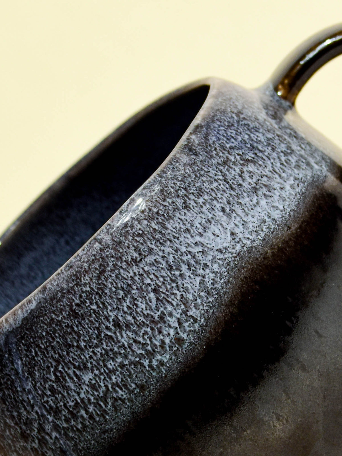 Grand mug en céramique émail noir écume Céladon, détail de l'émail