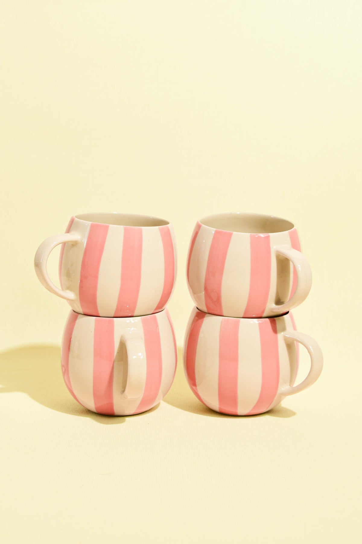 Grand mug en céramique motif Linhas rose Céladon, en pile
