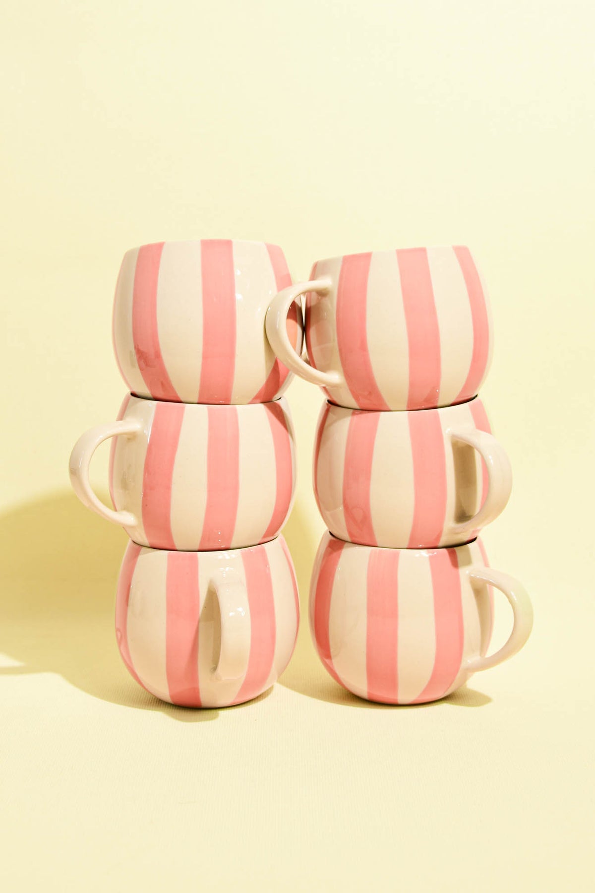 Grand mug en céramique motif Linhas rose Céladon, en pile