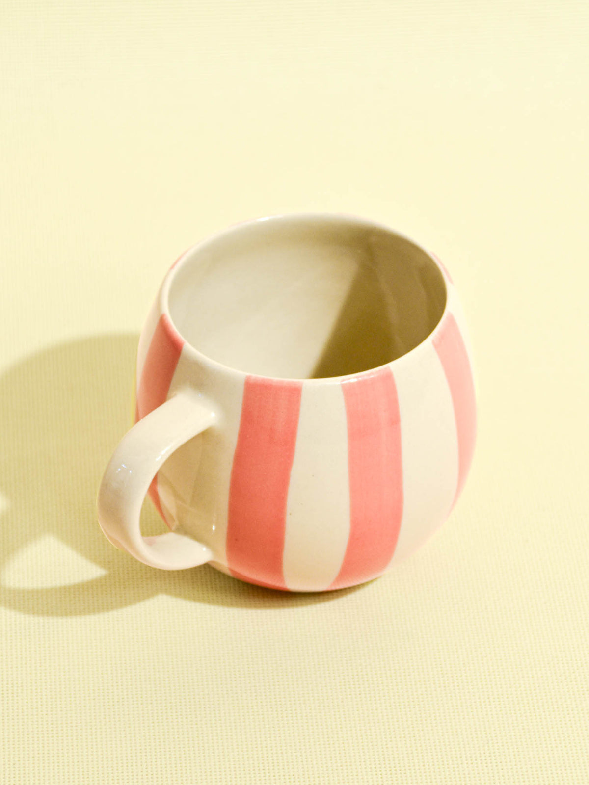 Grand mug en céramique motif Linhas rose Céladon, vue de trois-quarts