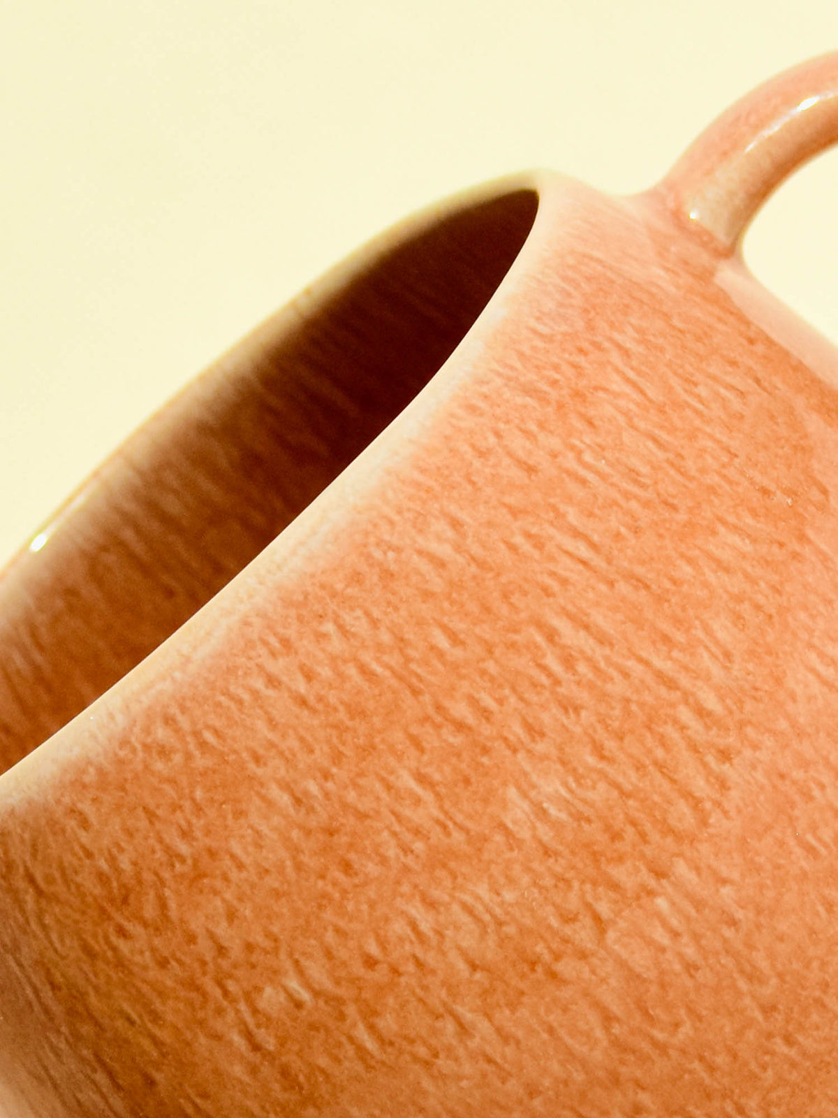 Grand mug en céramique émail terracotta sienna Céladon, détail de l'émail
