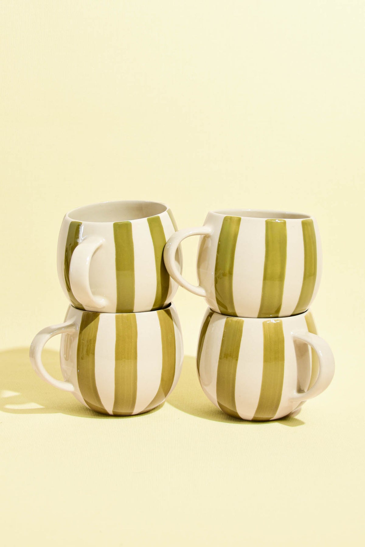 Grand mug en céramique motif Linhas vert Céladon, en pile