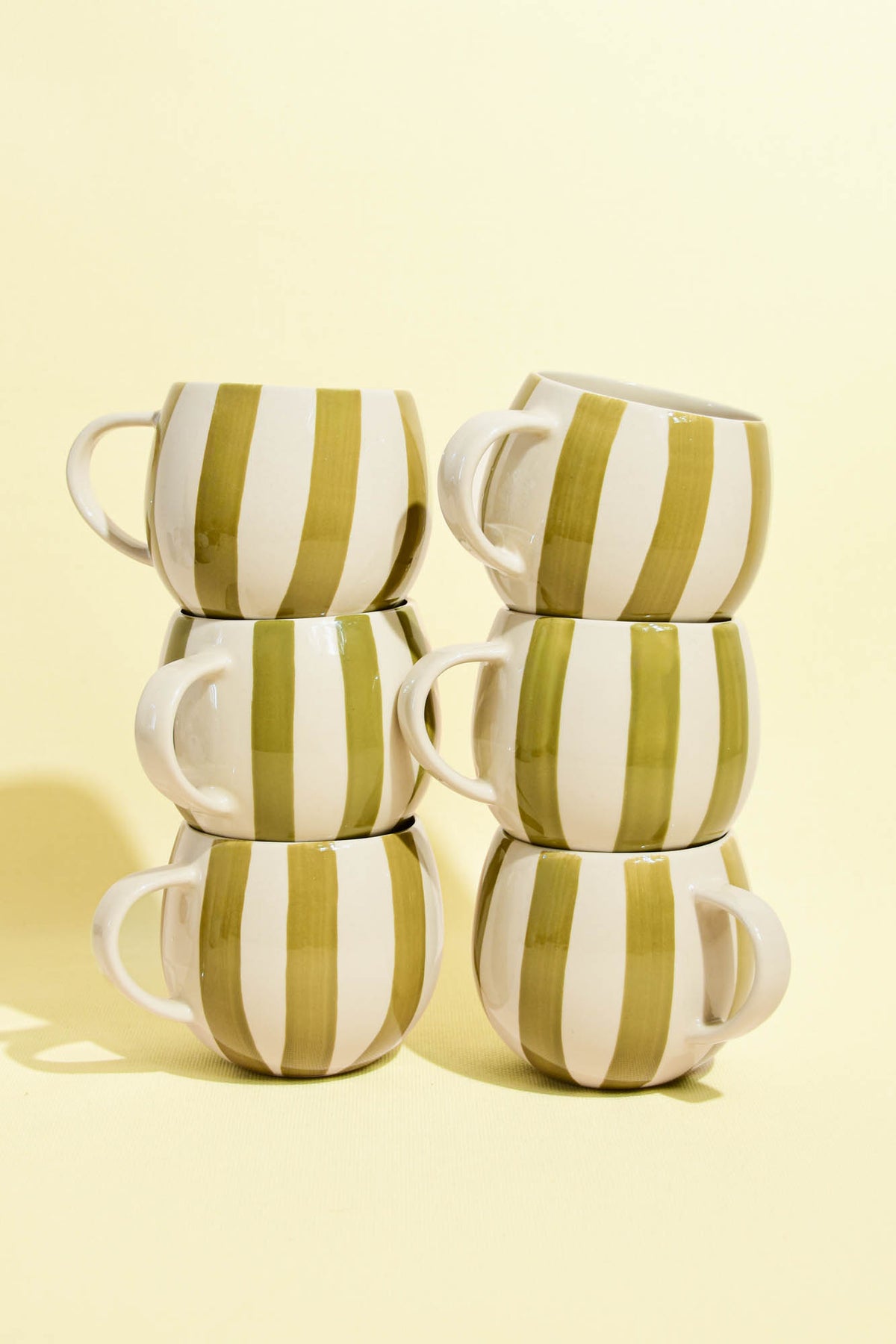 Grand mug en céramique motif Linhas vert Céladon, en pile