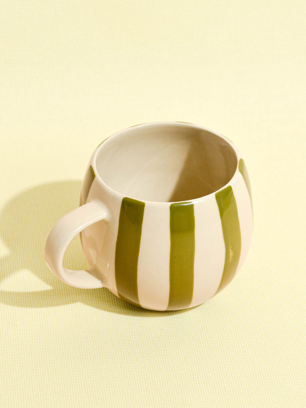 Grand mug en céramique motif Linhas vert Céladon, vue de trois-quarts