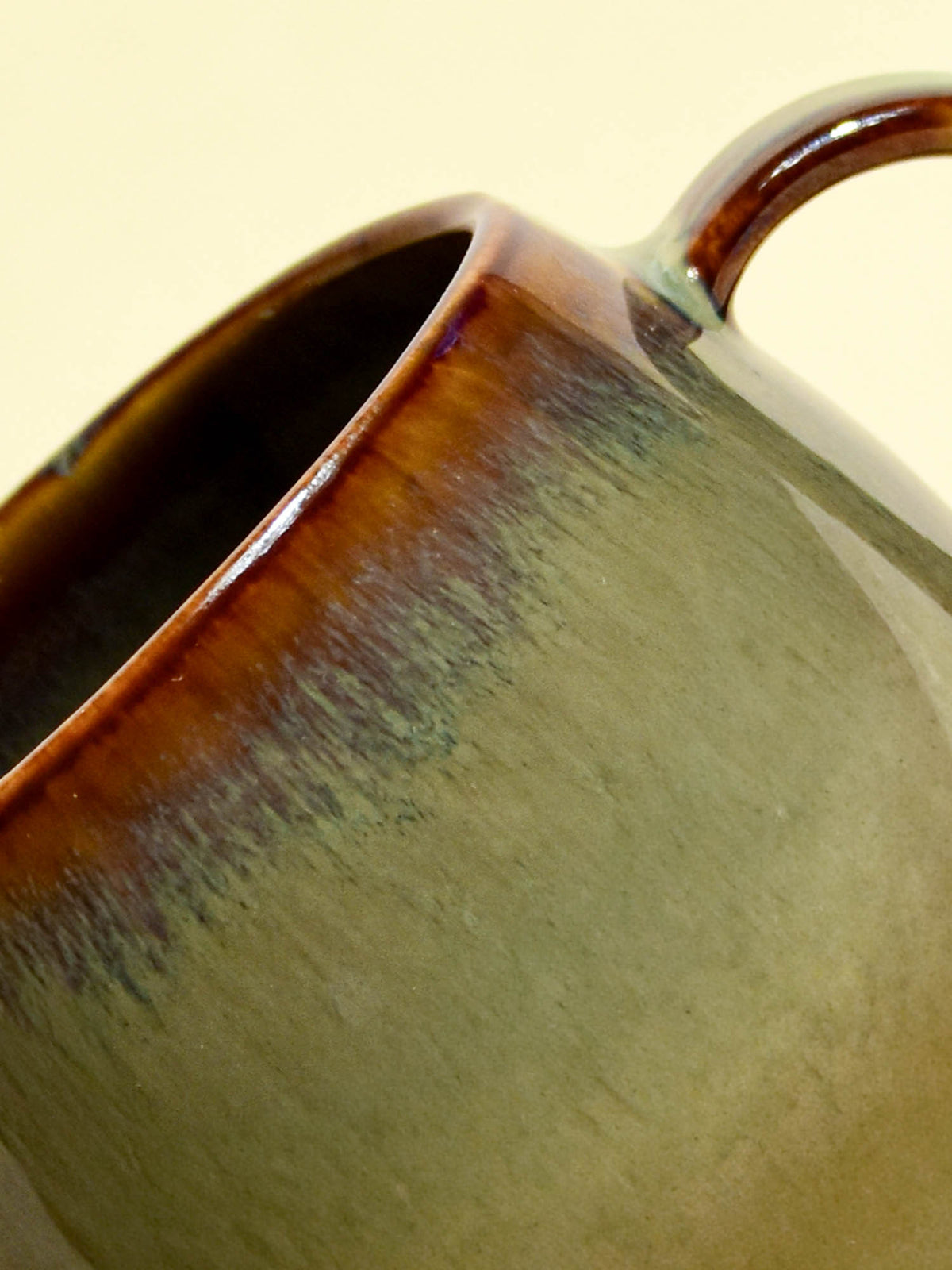 Grand mug en céramique émail vert rivage Céladon, détail de l'émail