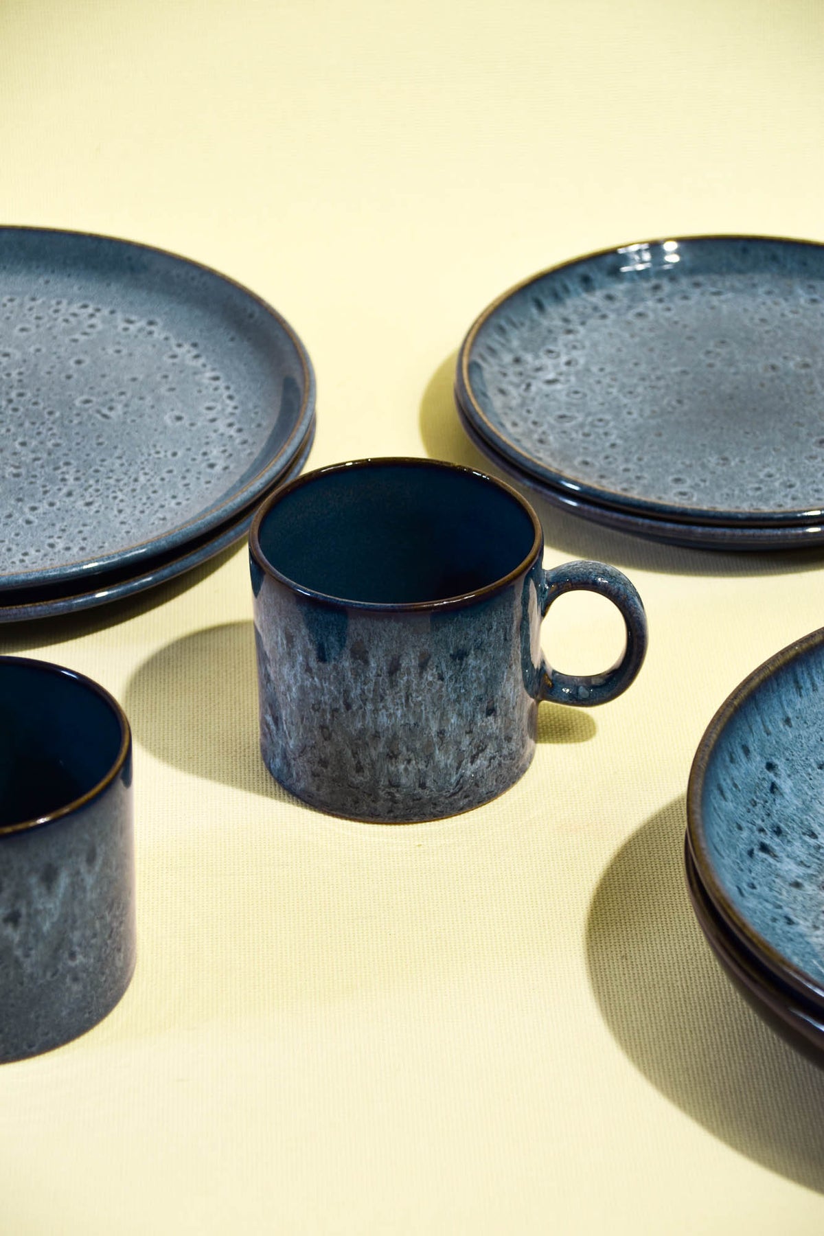 Grand mug droit en céramique émail bleu marin Céladon, mise en scène