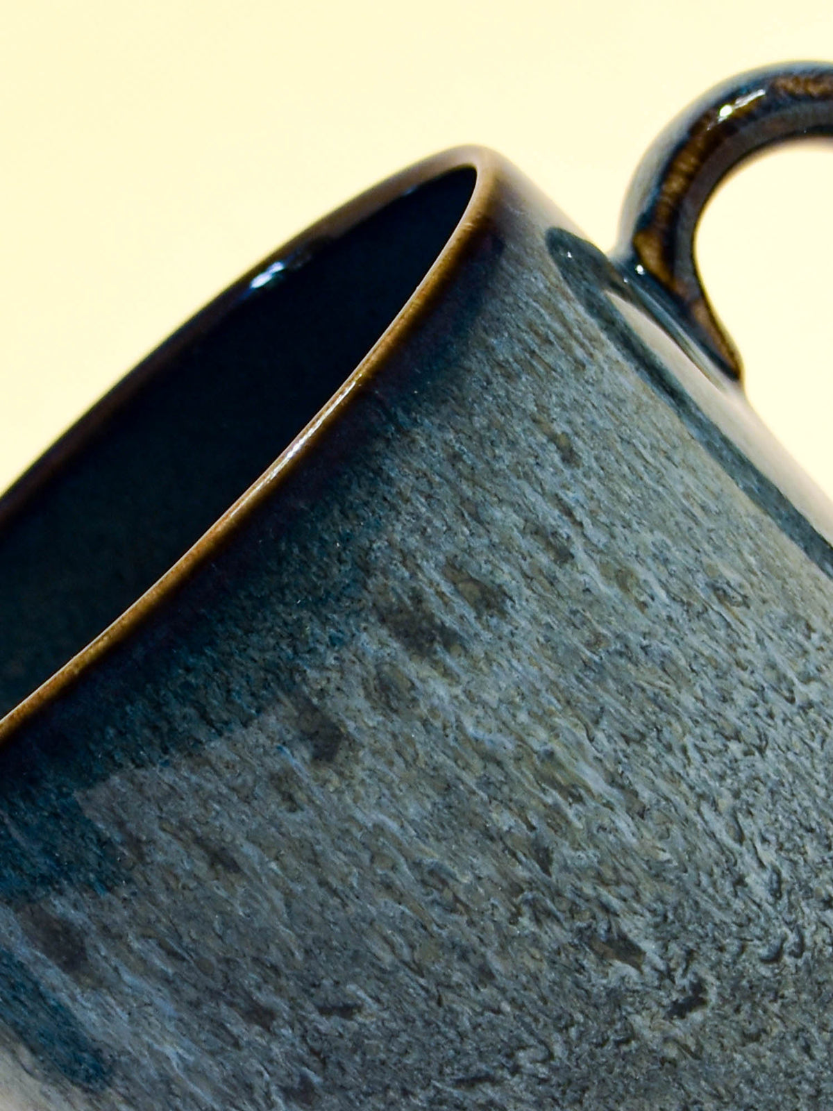 Grand mug droit en céramique émail bleu marin Céladon, détail de l'émail