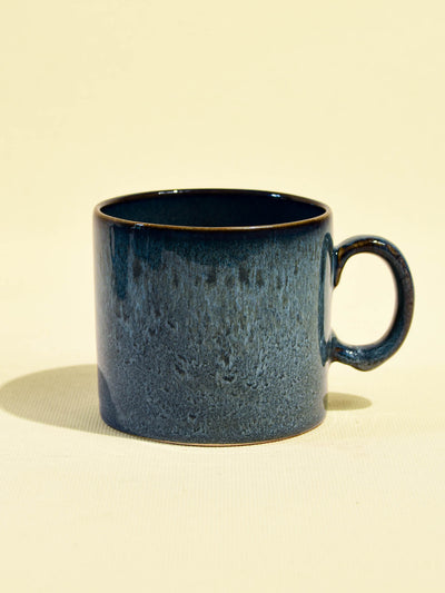 Grand mug droit en céramique émail bleu marin Céladon, vue de face