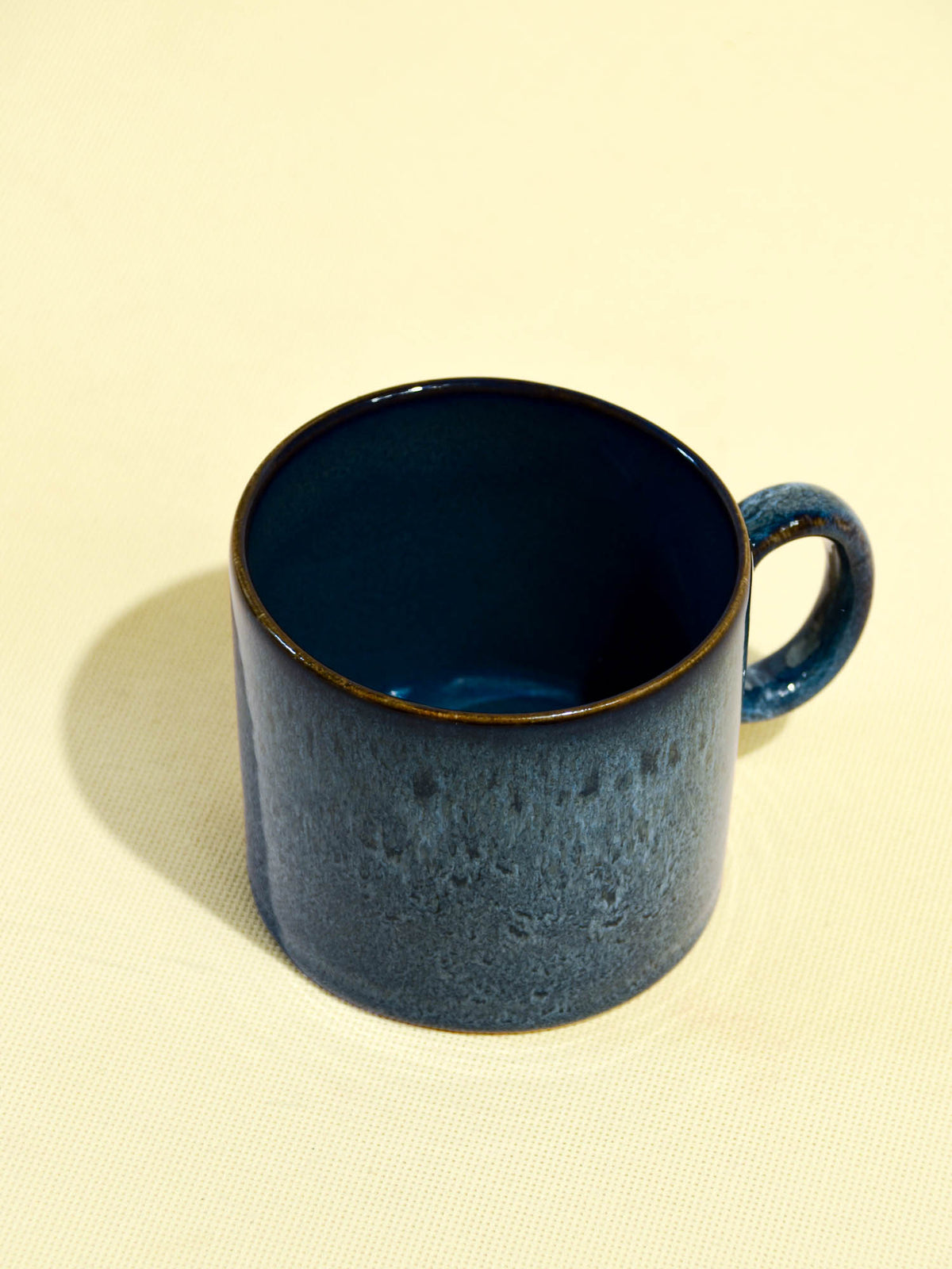 Grand mug droit en céramique émail bleu marin Céladon, vue de trois-quarts