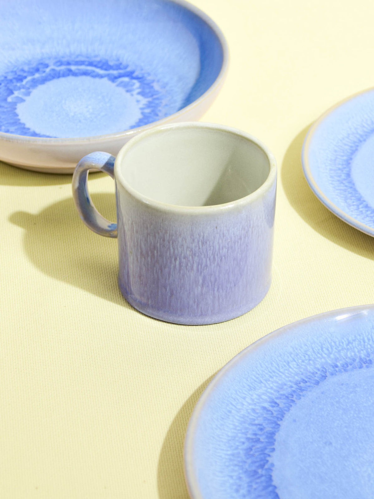 Grand mug droit en céramique émail bleu minéral Céladon, mise en scène