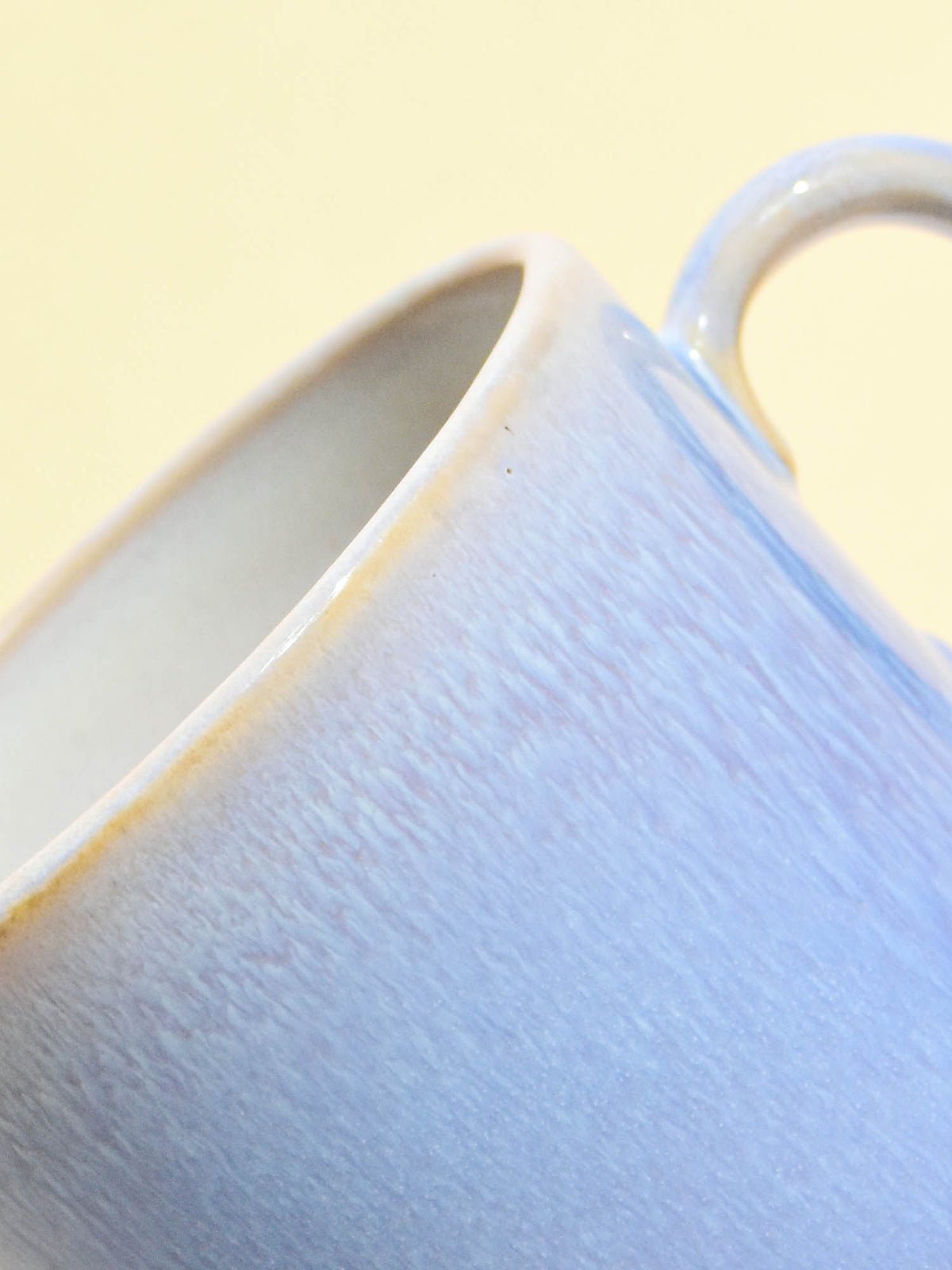Grand mug droit en céramique émail bleu minéral Céladon, détail de l'émail