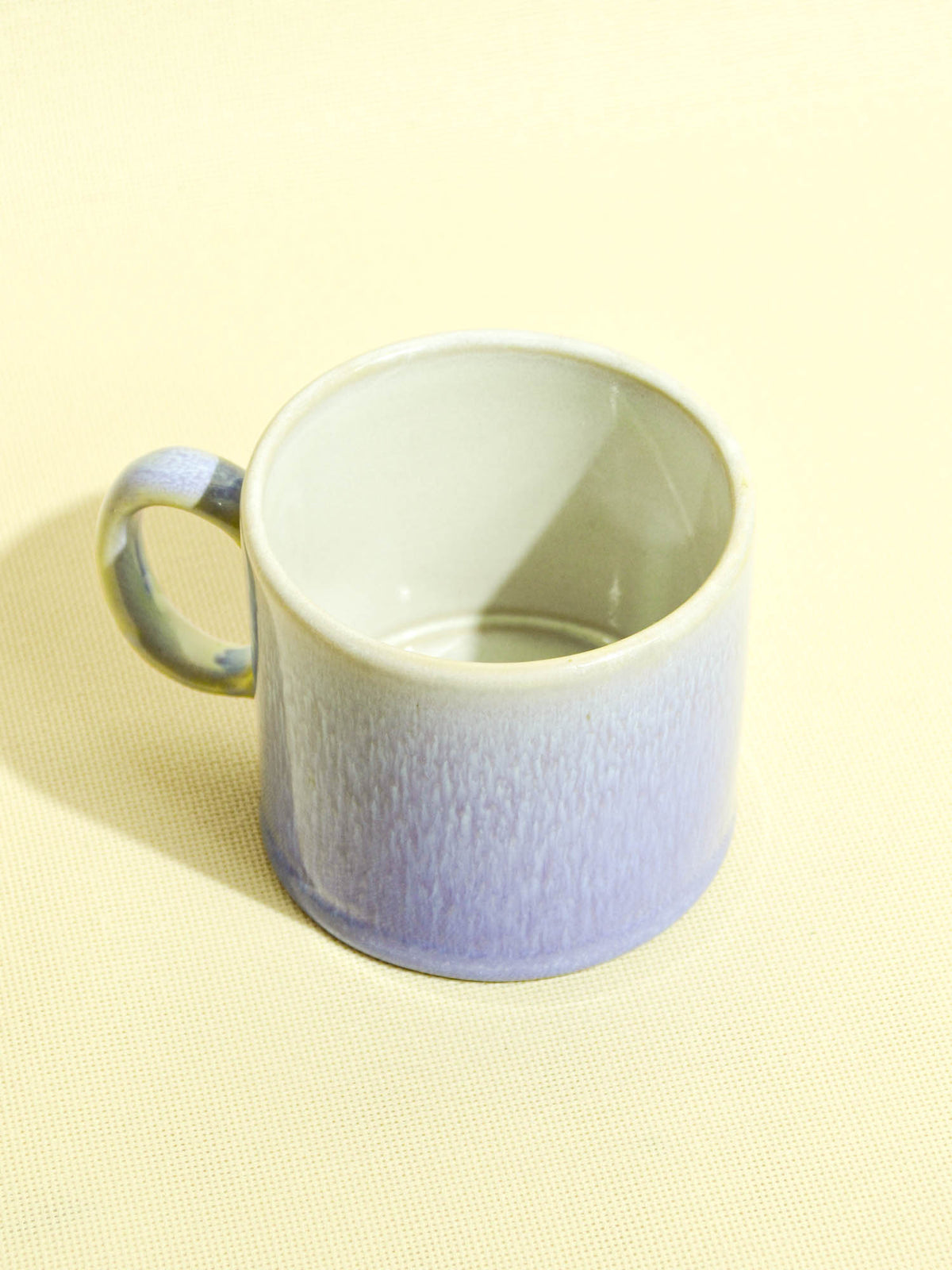 Grand mug droit en céramique émail bleu minéral Céladon, vue de trois-quarts