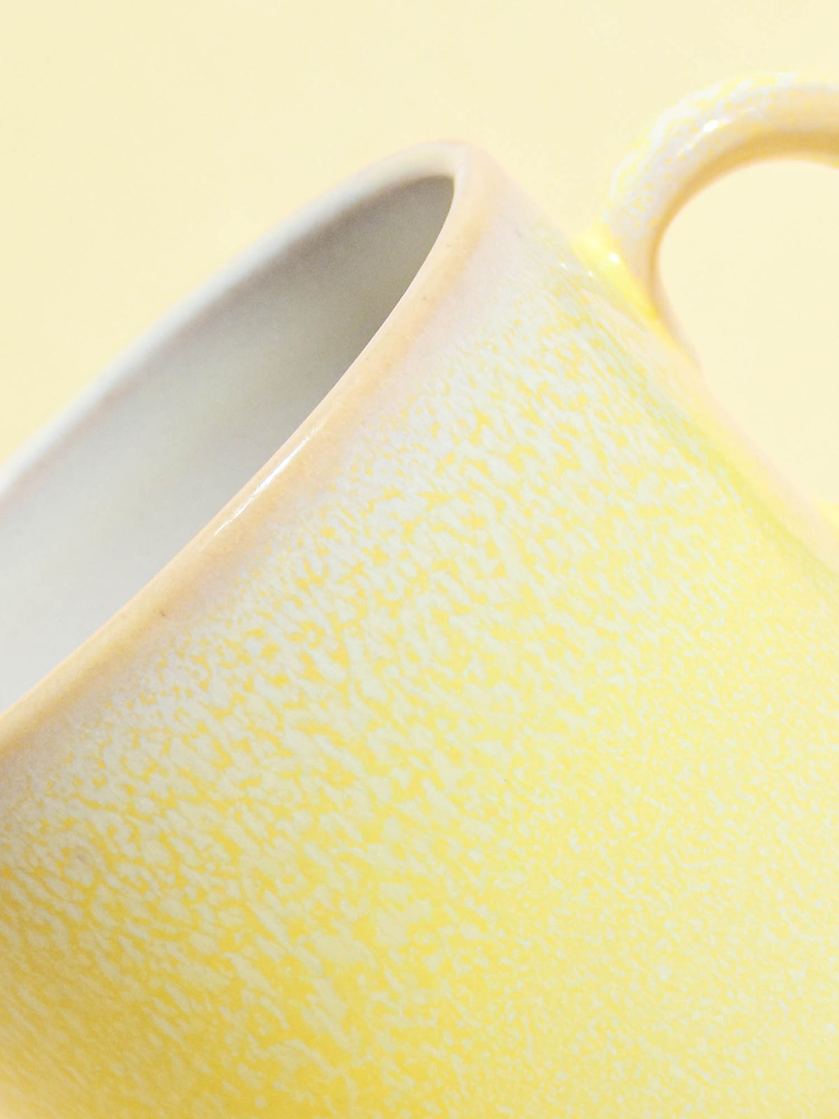 Grand mug droit en céramique émail jaune minéral Céladon, détail de l'émail