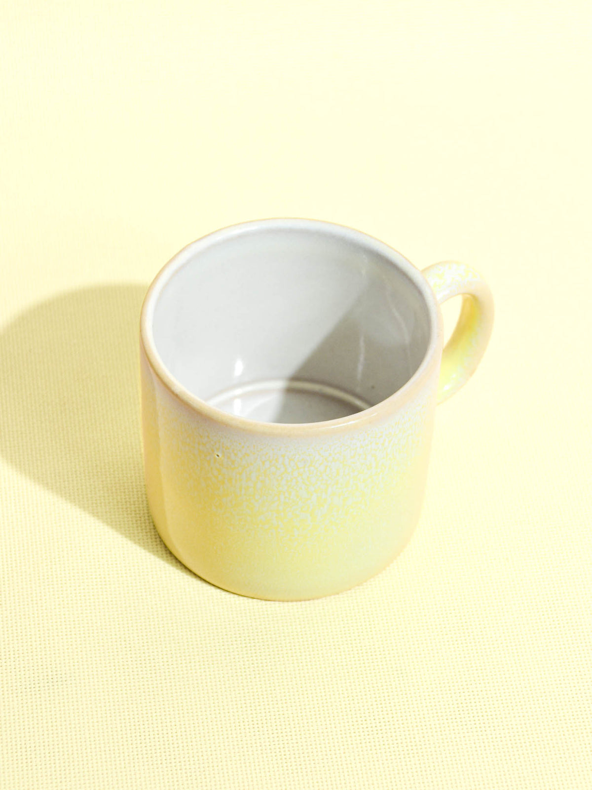 Grand mug droit en céramique émail jaune minéral Céladon, vue de trois-quarts