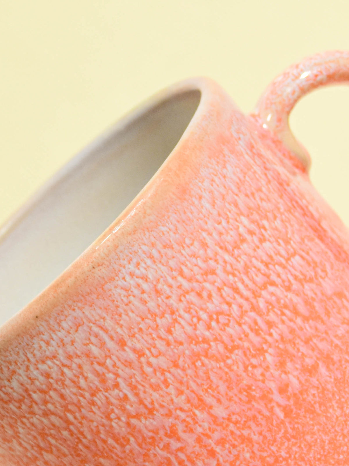 Grand mug droit en céramique émail orange minéral Céladon, détail de l'émail