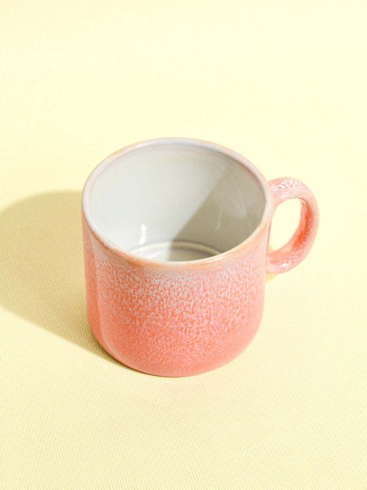 Grand mug droit en céramique émail orange minéral Céladon, vue de trois-quarts