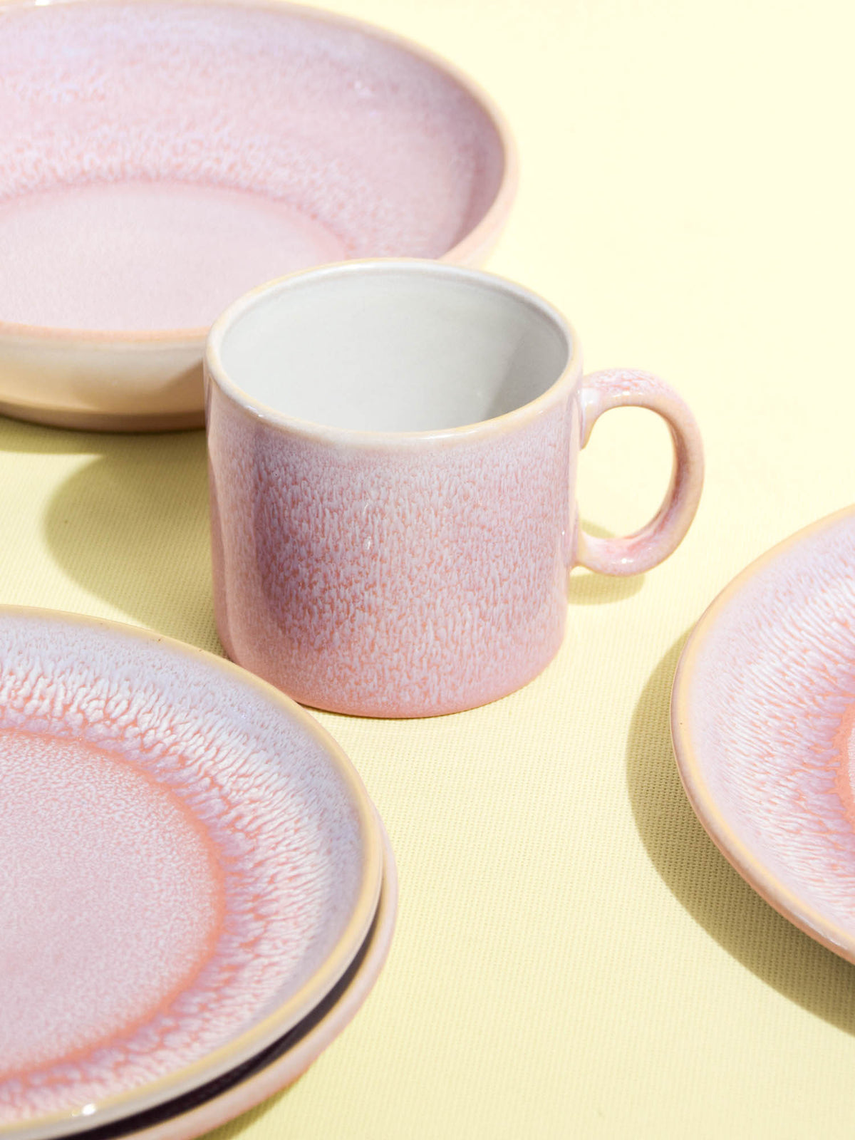 Grand mug droit en céramique émail rose minéral Céladon, mise en scène
