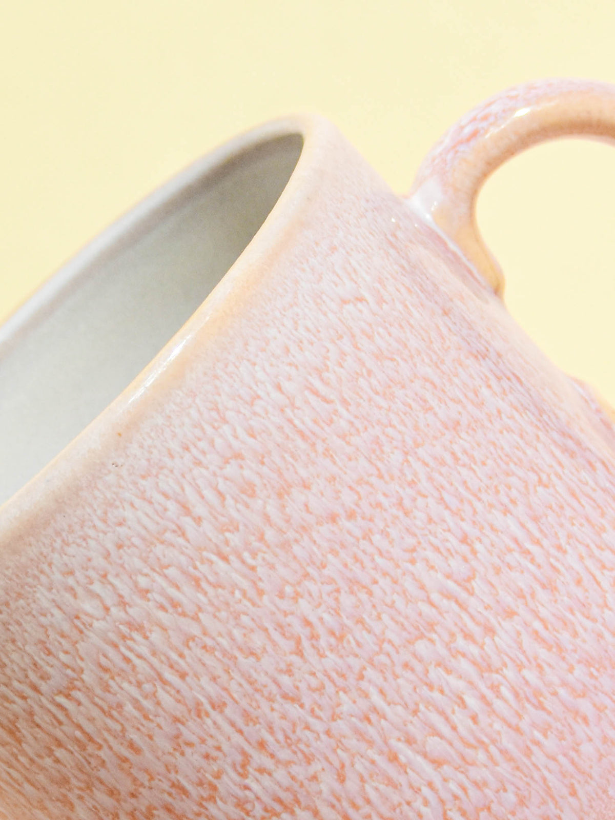 Grand mug droit en céramique émail rose minéral Céladon, détail de l'émail